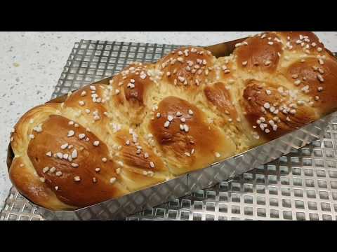 Brot Backen wie in alten Zeiten - traditionelles Bäckerhandwerk. 