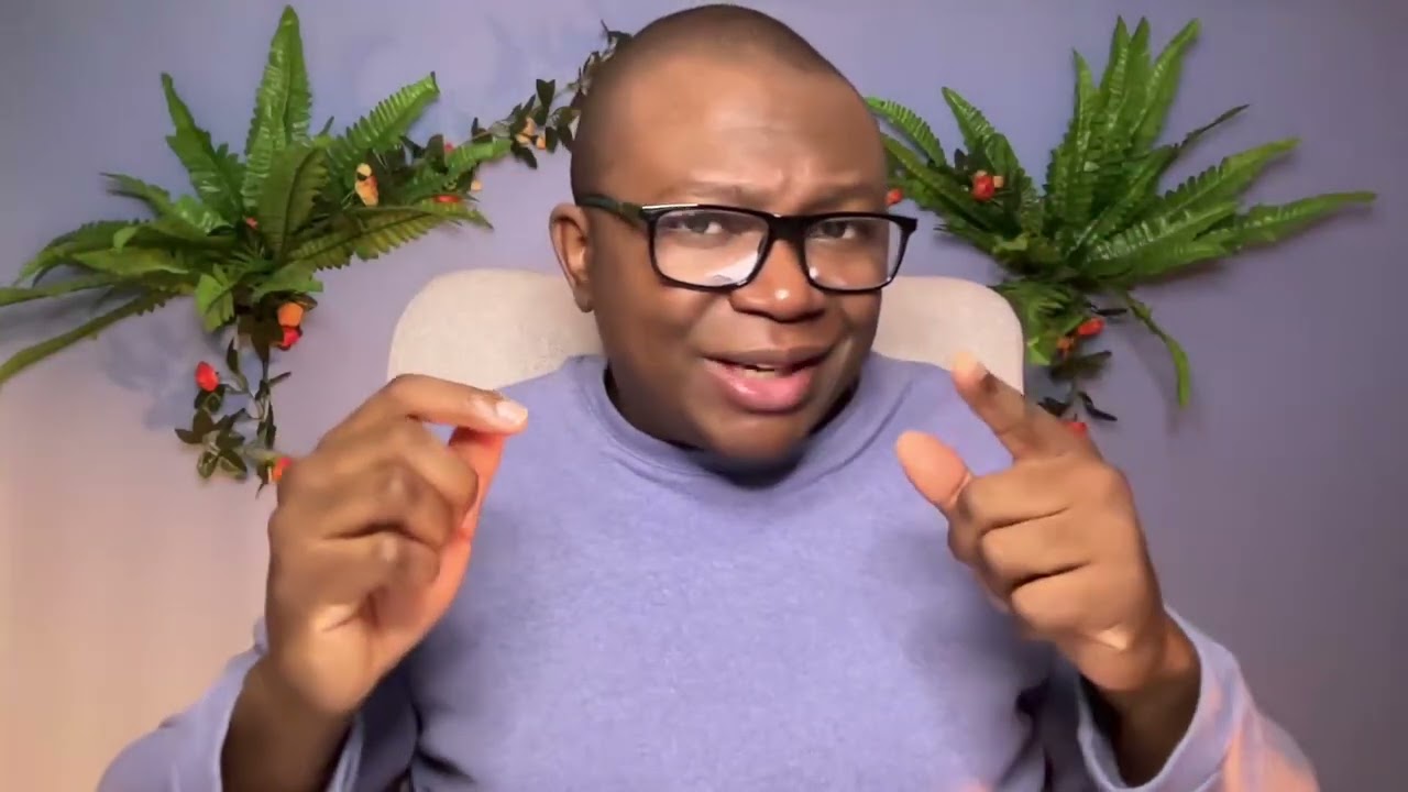 UNA SEÑORA DE CABELLO CASTAÑO, OJOS CAFES, ESTÁ A PUNTO DE REVELARTE UN SECRETO.