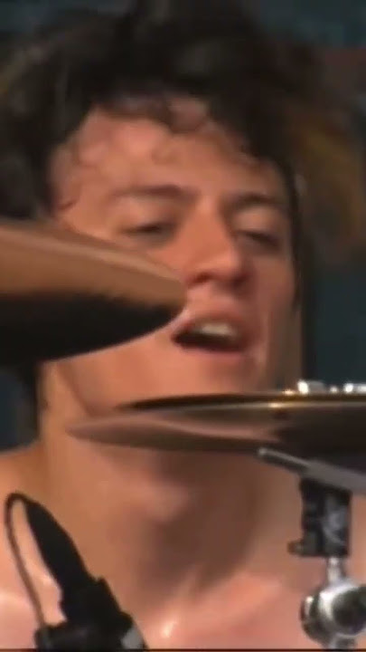 Almost Easy solo by Avenged Sevenfold (live)
