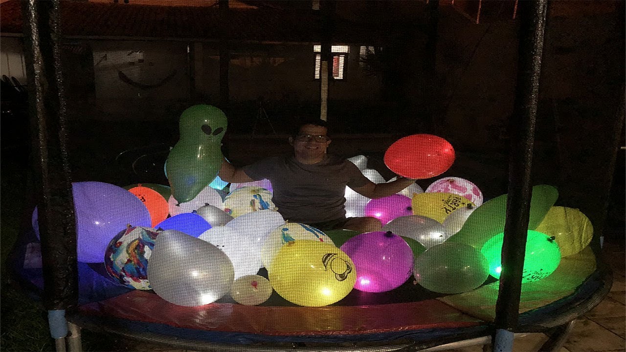 COLOQUEI VÁRIOS BALÕES QUE BRILHAM NA CAMA ELÁSTICA E PULEI DENTRO!!
