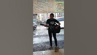 Pengamen ini nyanyikan lagu Seventeen 