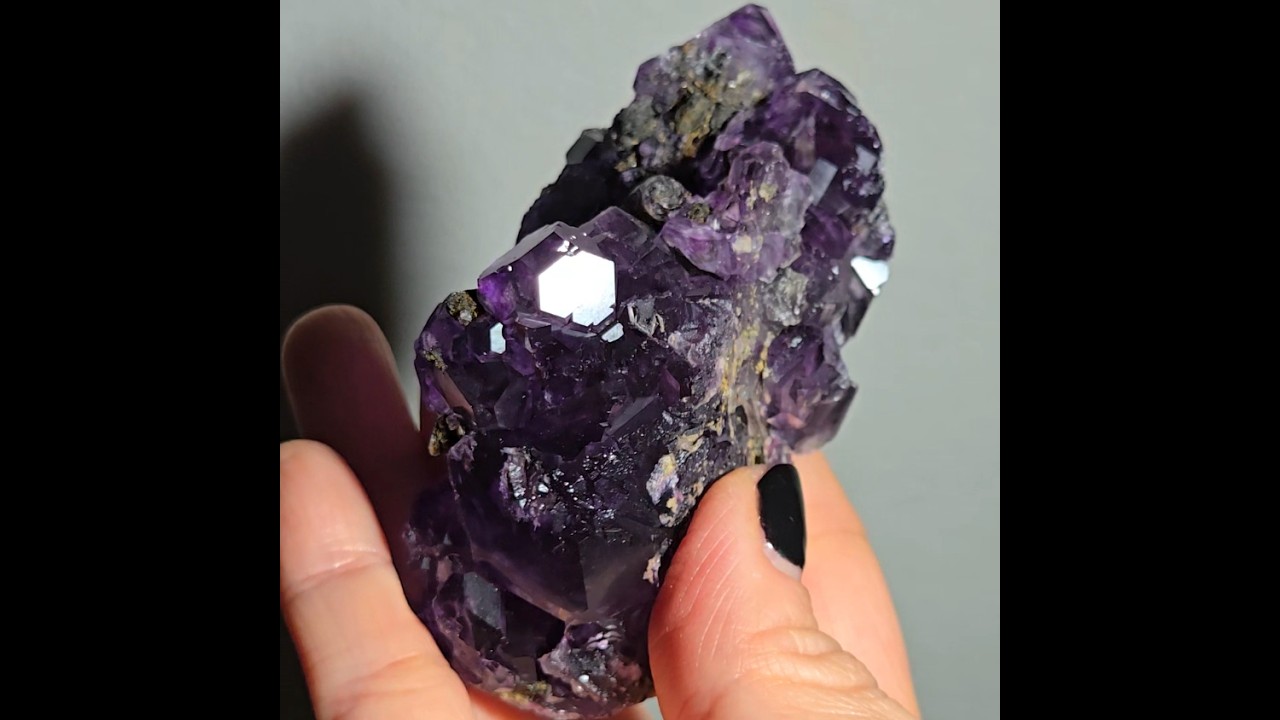 Tanzanite fluorite with rainbows, dodecahedrons - FL364