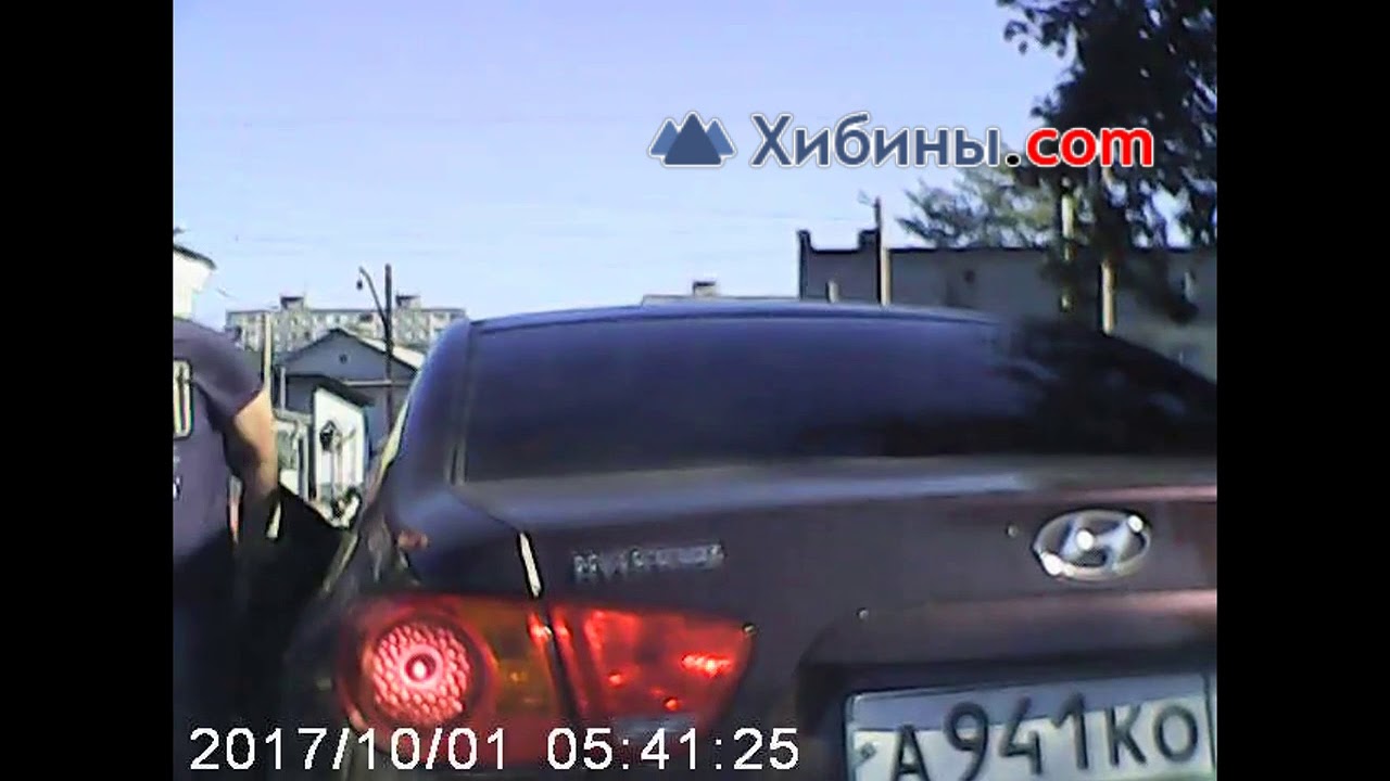Въехал задом в машину