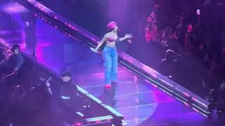 Nicki Minaj ~ 30 T-Shirts & Pink Friday Girls ~ 03-10-2024 Live at Climate Pledge Arena, Seattle, WA Resimi