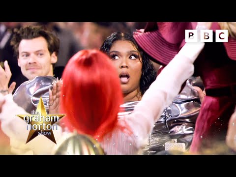 Lizzo brought an extra hip flask to the Grammys for Adele 😮 🥂 @OfficialGrahamNorton ✨ BBC