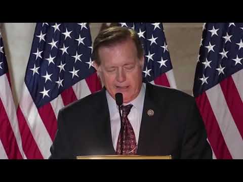 ტეხასის შტატის გუბერნატორი რენდი ვებერი ლოცულობს