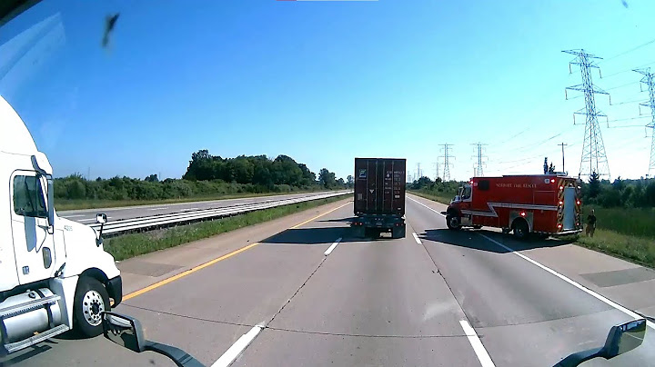 If I did not record this YOU wouldn't believed me! Ambulance truck on highway lane no warning!