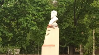 Славянск 25 апреля 2024 — памятник Чехову, туча-динозавр, парк, дома.