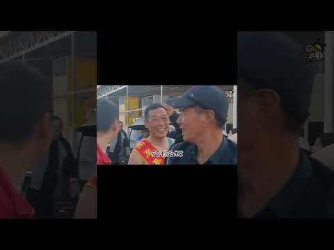 初三（2月19日），陕西西安周至县集贤镇，由于社火活动被禁，村民们与警察对峙了三个小时，最终得以举行活动。期间一村民用话筒对警察喊话：“拿人民那点钱，有愧不愧。”