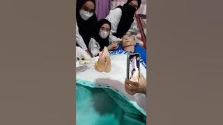 Pemasangan kateter pada pasien wanita