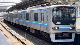 東京臨海高速鉄道70-000形ﾄﾘZ2編成が埼京線各駅停車新宿行きとして武蔵浦和駅5番線に到着停車するシーン（87運用）2024.4.16.10:42