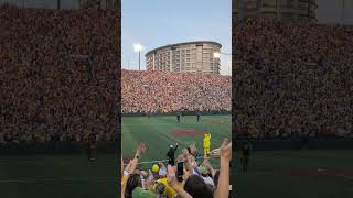 @TheSavannahBananas and Fans wave to Childrens Hospital @IowaHawkeyesOfficial