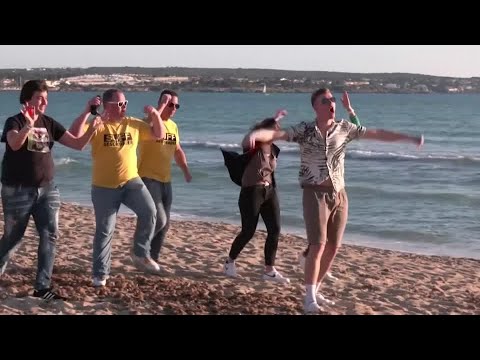 German tourists party unmasked on Mallorca beach