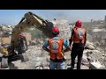 انتشال رفات شهداء من تحت أنقاض منزل عائلة أبو خوصة في مخيم النصيرات وسط قطاع غزة