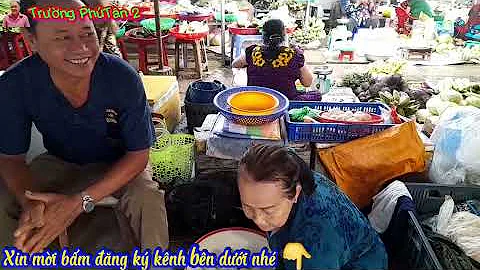 Ch Ph Xun rt nhiu mt hng ti | Phu Xuan market has ...