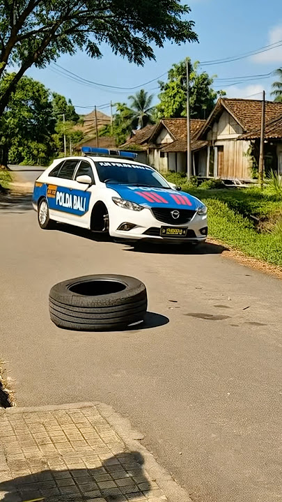 Adek LEPASIN Ban MOBIL POLISI