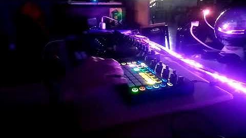 DETROIT DEEP DEMONSTRATION COM A GROOVEBOX NOVATION CIRCUIT IN MY BASEMENT!!!