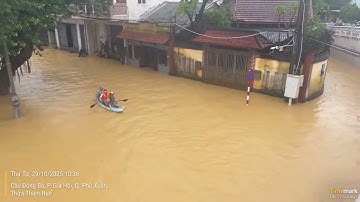 Đò chèo trong ngày lụt trên nhánh Sông Hương ngày 29/10//025