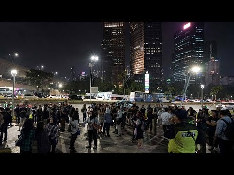 Video: Starkes Erdbeben Der Stärke 6,5 Erschüttert Indonesien