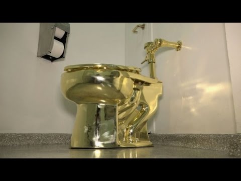 Un inodoro de oro, nueva pieza de arte en el Guggenheim - YouTube