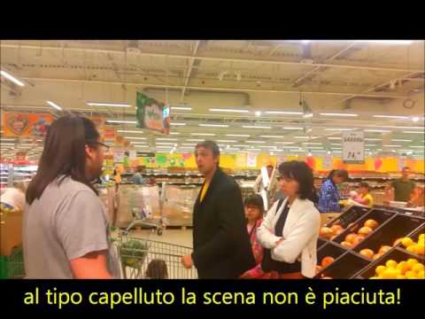 Padre picchia la figlia al supermercato