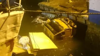 Detik-detik truk terjatuh ke laut saat keluar dari kapal roro  di pelabuhan Tanjung uban