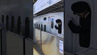 230408_025_S 新横浜駅を出発する東海道新幹線N700系 X53編成(N700a)と停車中のN700系(N700S)