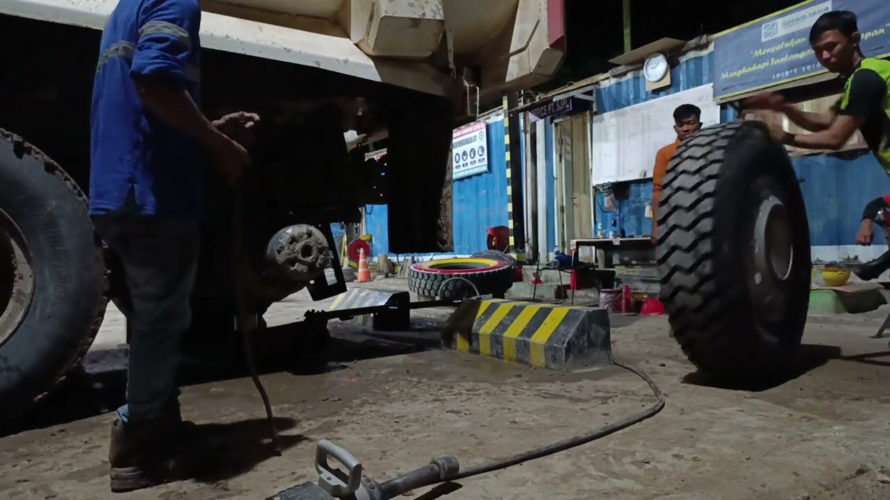 YANG BELUM TAU NIH CARA BONGKAR PASANG  TYRE/BAN 1200 DI UNIT SCANIA  G460 XT