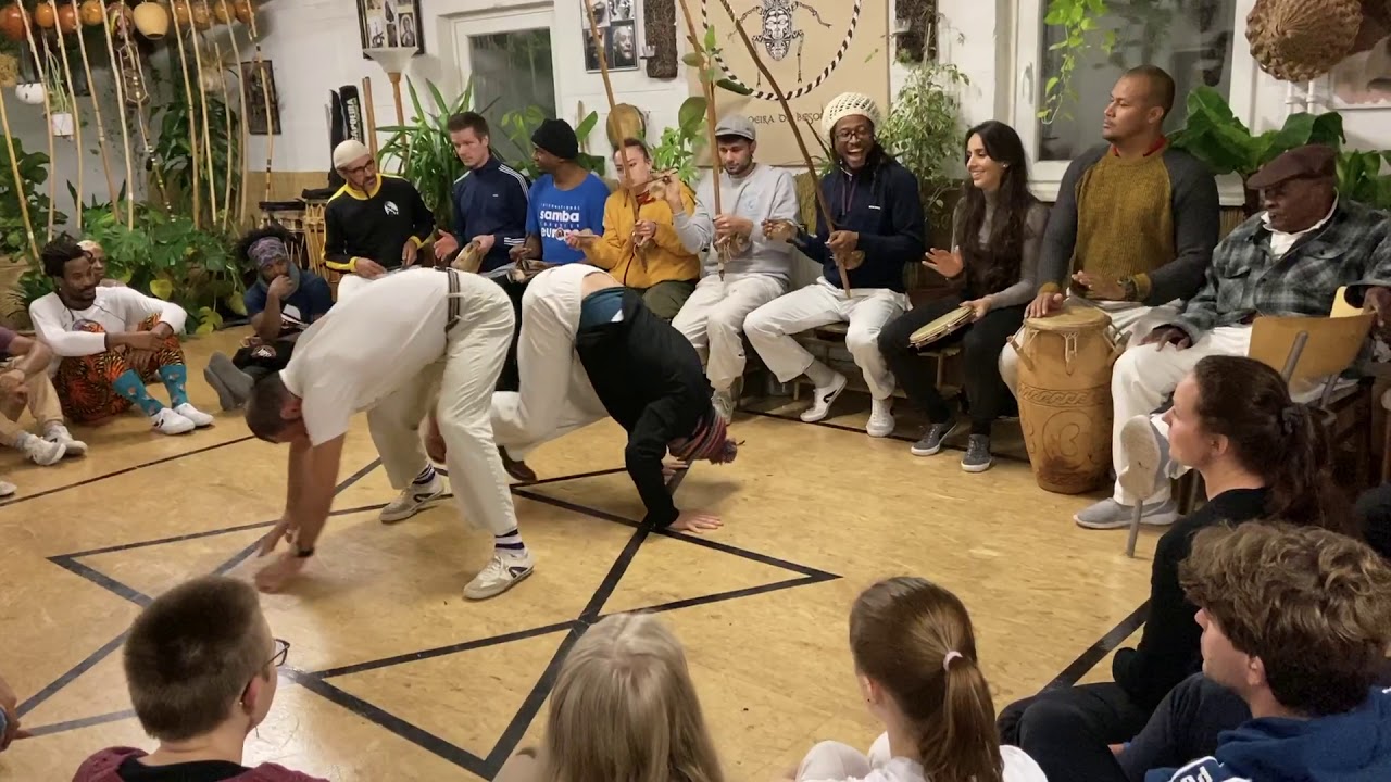 Capoeeira Mestre Frederico e CM Rodrigo Maia in der Casa do Axe Hamburg Nos Jardins De Aruanda
