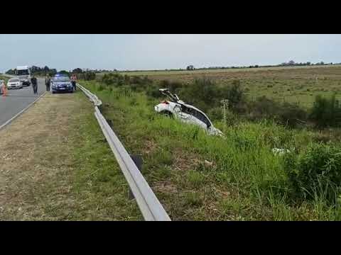 Así retiraban el auto que volcó en Ruta 1, Los Laureles