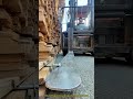 鉄輪を噛むフォーク：一本の指先で重荷を定位置へ