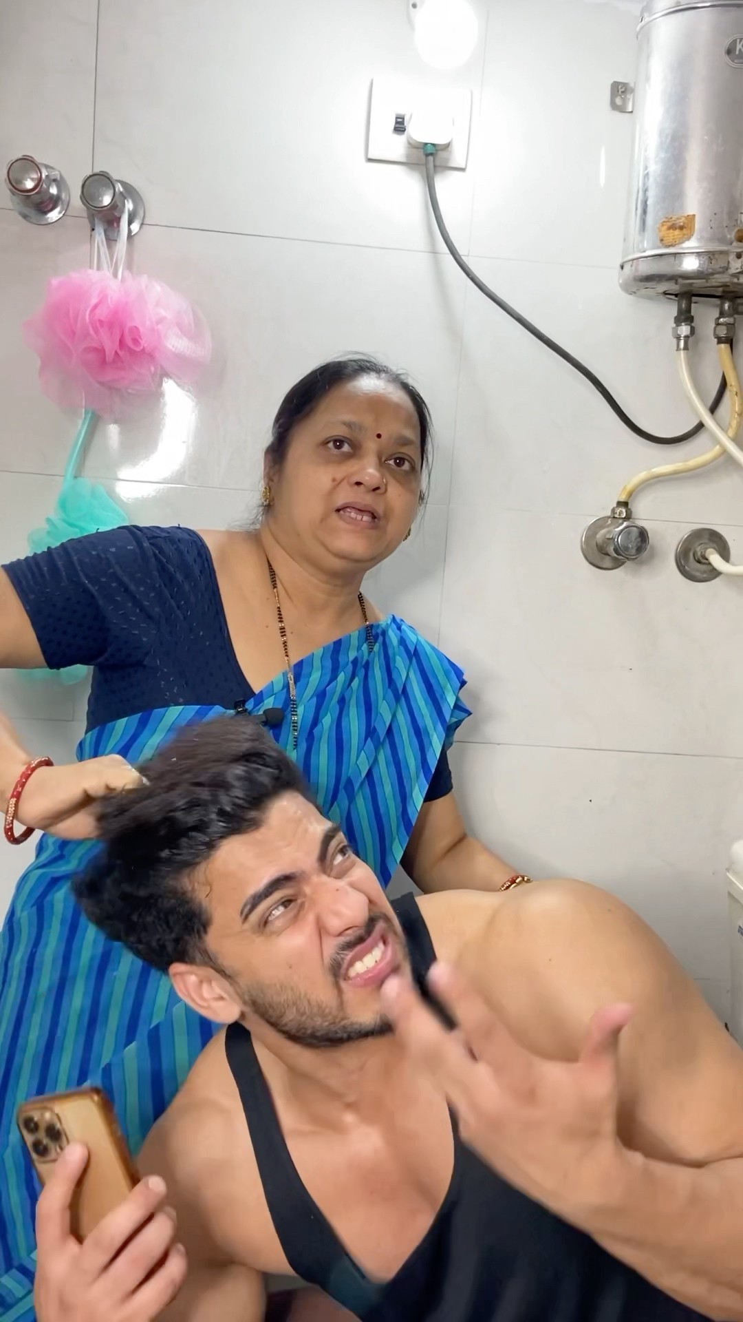 Oh bhai maro mujhe maro ? | maa k liye bacche e ho ? #comedy  #funny  #shorts