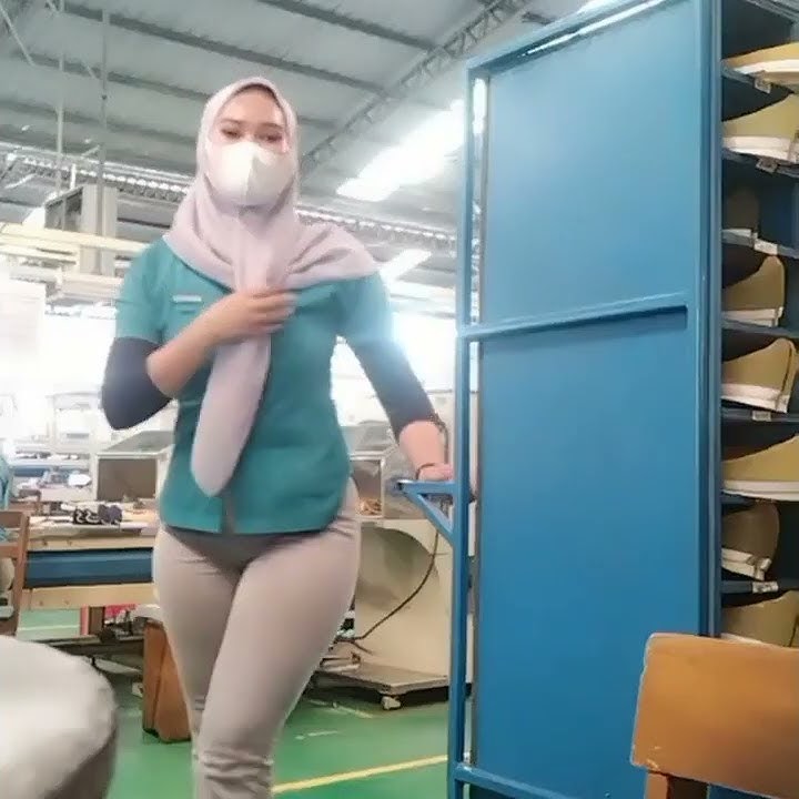 Pegawai Pabrik Cantik dan Sexy