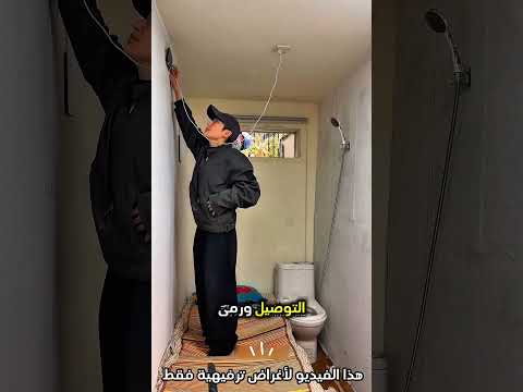 اقتربت الفتاة من هذا الشباك الصغير الغريب و بعدها