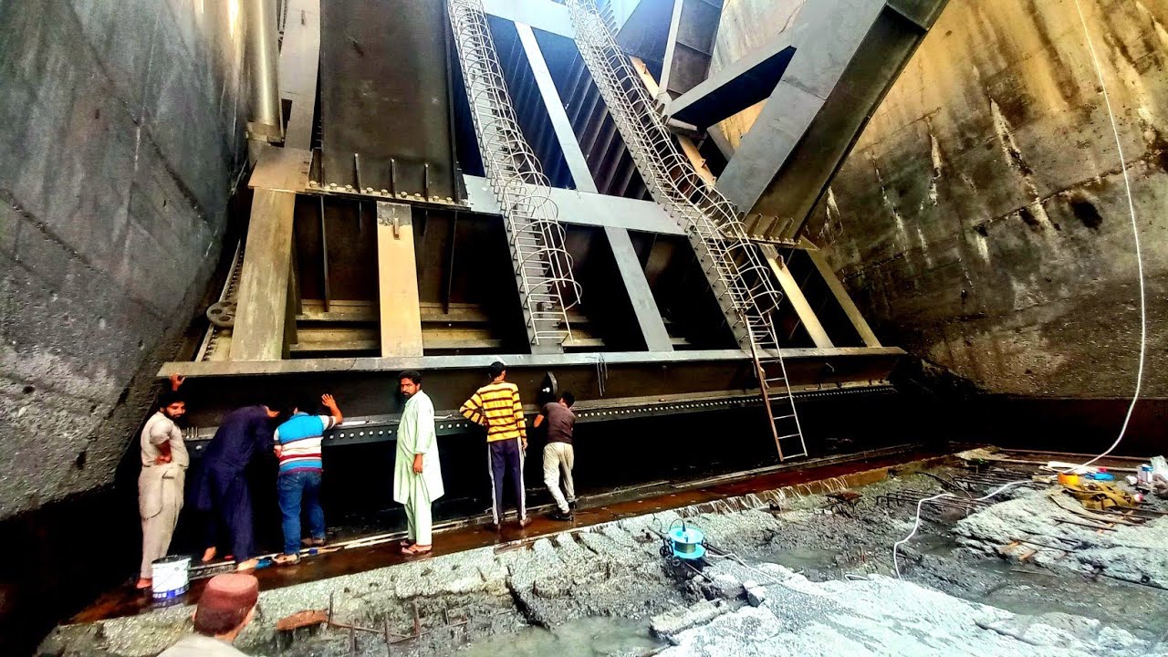 Dam spillway gates failures: Rehabilitation and Maintenance of Dam Spillway Gates seals and Ogee