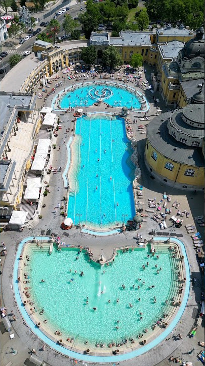 Budapest, Magyarország 🇭🇺 - Légi drónfelvétel a híres Széchenyi Termálfürdőről a Városligetben