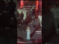 معجب بالفنانة نجوى كرم يقفز من علو شاهق على المسرح من أجل تقبيلها معجب بالفنانة نجوى كرم يقفز من علو شاهق على المسرح من أجل تقبيلها