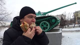 Обед бутербродами возле танка Т54 Обед бутербродами возле танка Т54