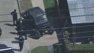 2 suspects on the run, 1 in custody following chase with deputies