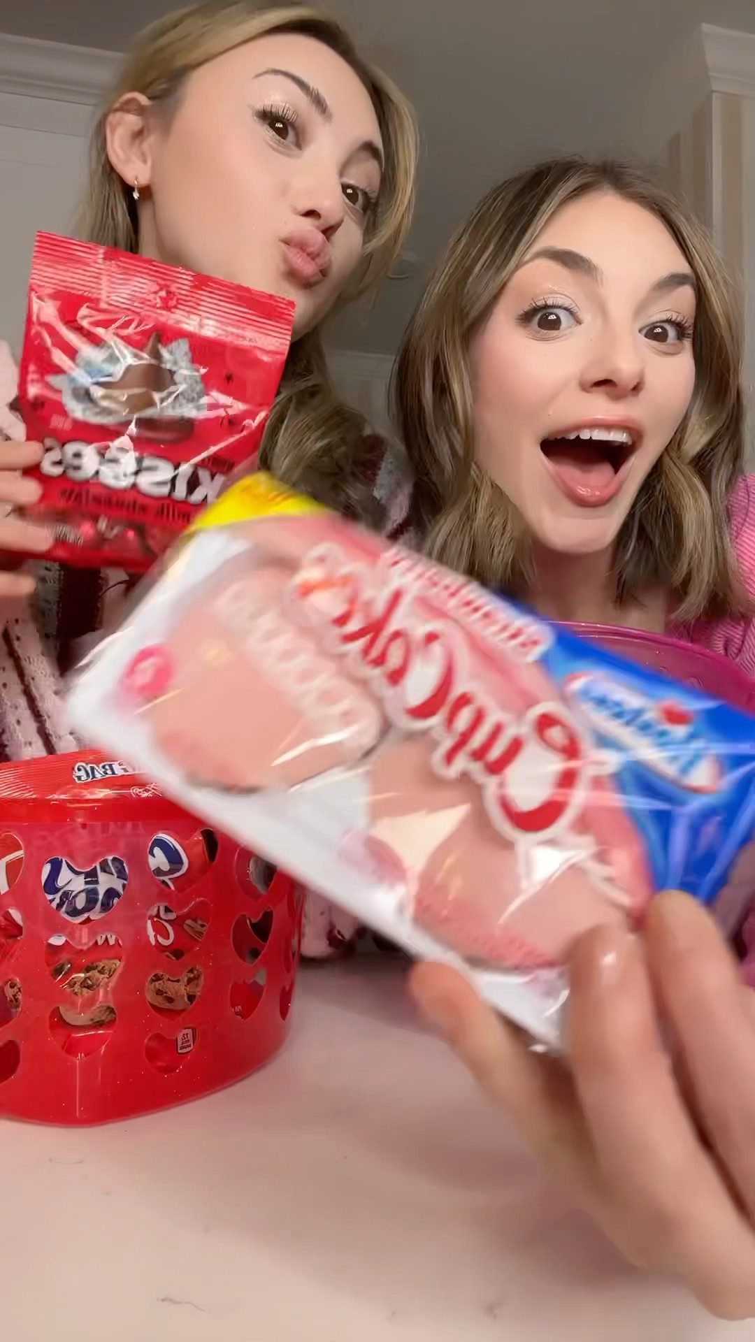 Only pink vs red color tasty gift basket!! ?❤️? #valentinesday #valentinesdiy