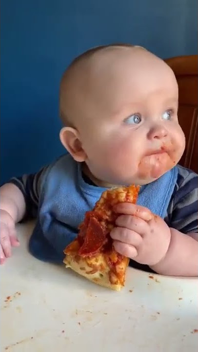 اجمل 😄طفل 😊ياكل بيتزا🍕