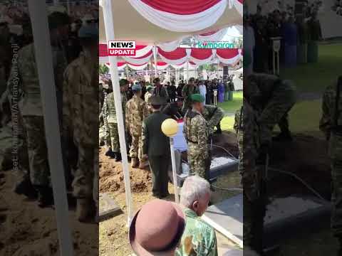 Isak Tangis Istri saat Pemakaman Kopda Farizal di TMP Giripen Kulon Progo