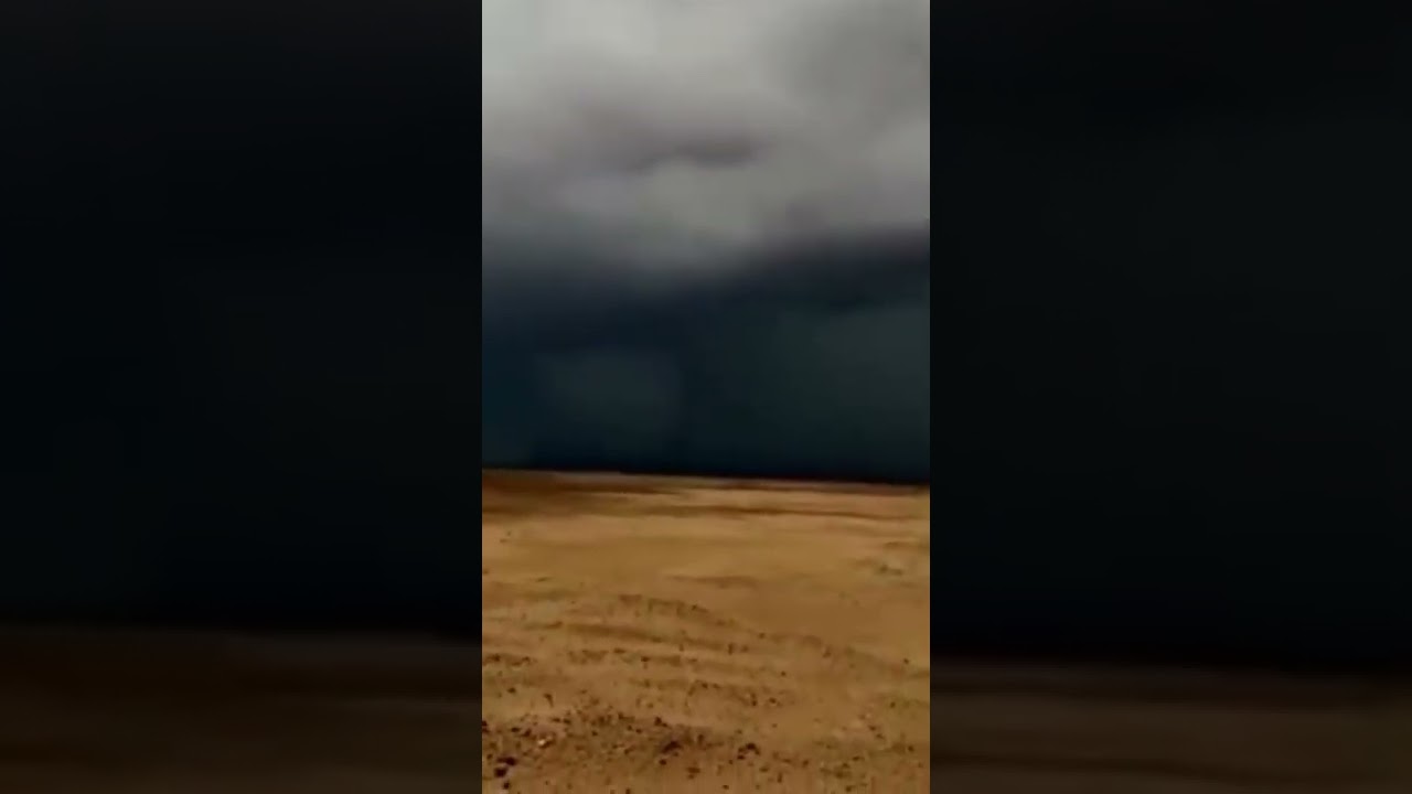 TEMPORAL COM VENTOS FORTES NO DESERTO SAUDITA OLHA A FORMAÇÃO DESSAS NUVENS PARECE ATE FORMAÇÃO DE