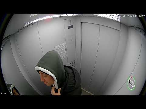 Курит в подъезде