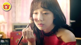 500 Years-Old Beautiful Vampire Faces Financial Crisis In Current Society