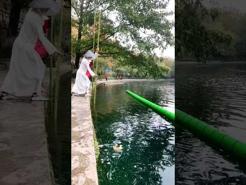 مهارة عبور الأنهار على الخيزران في الصين 