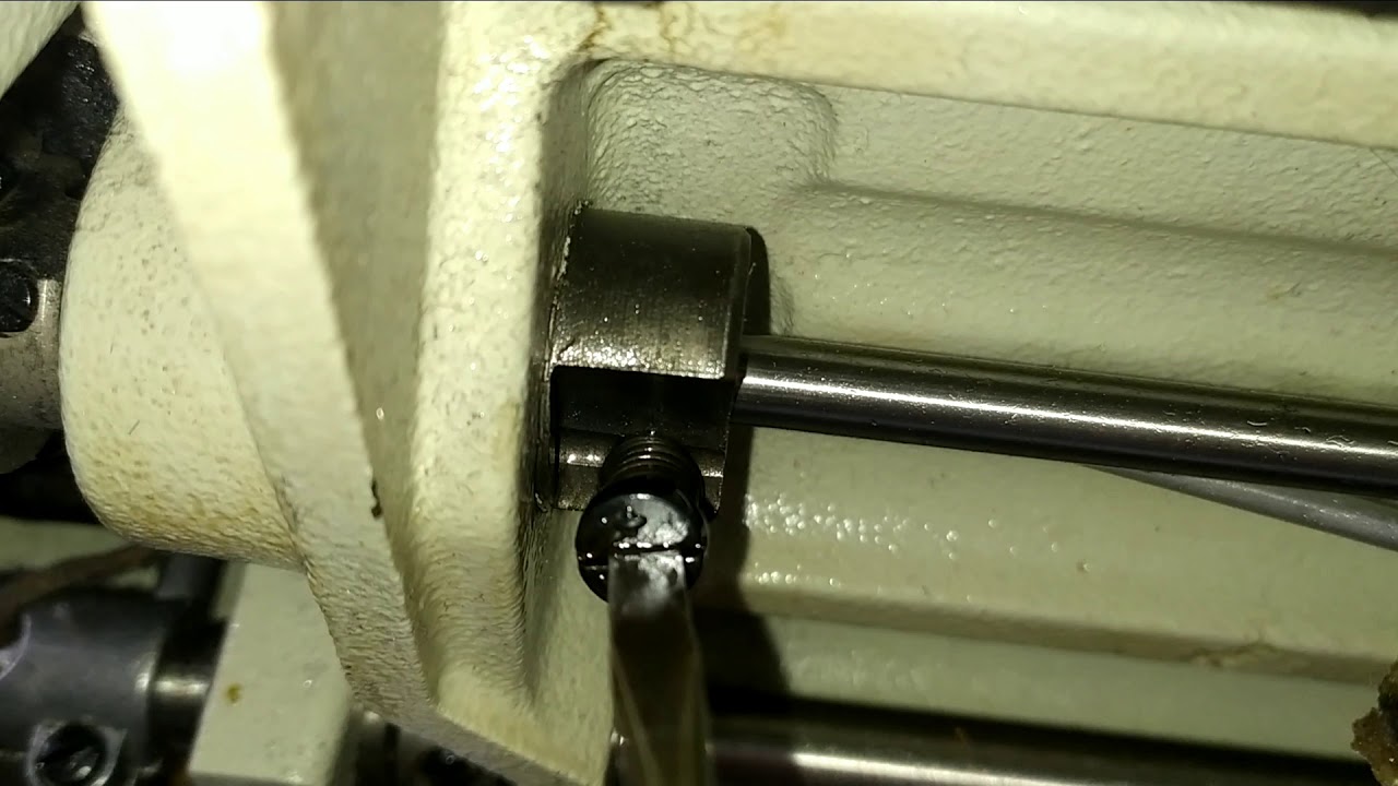 مكان التحكم فى مرور الزيت إلى الشاريو في مكينة الخياطة الصناعية