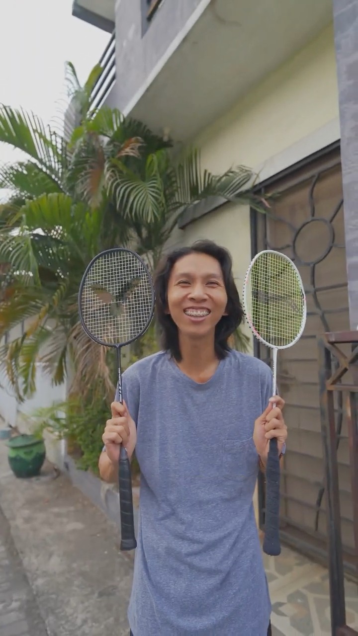 main badminton pakai sandal