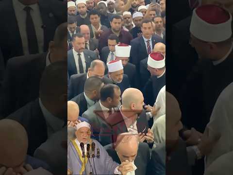 تواضع العلماء شيخ الأزهر الطيب يرفض التقدم للصلاة ويترك تلميذه يصلي بالناس بسبب حزنه علي صديقه