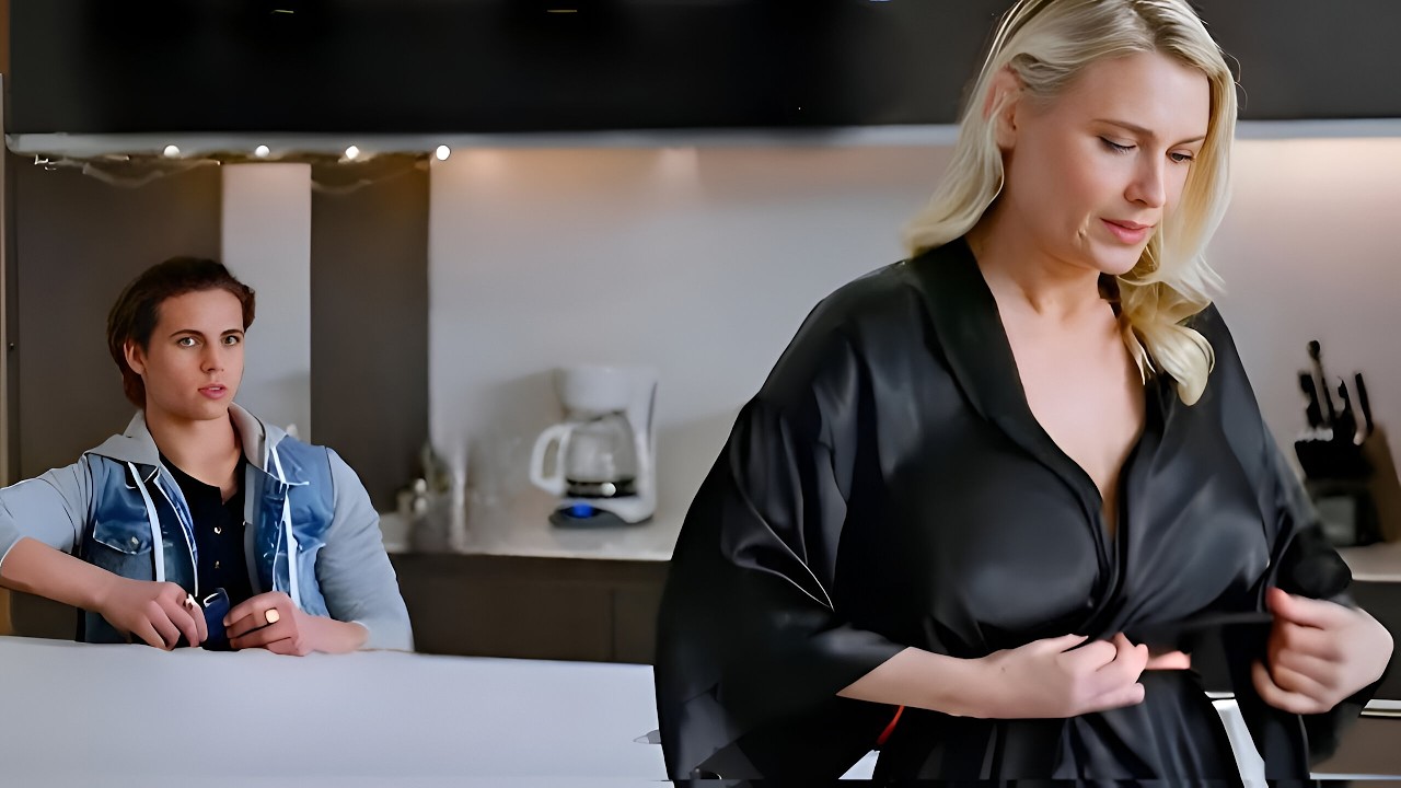 طالب فاشل بيقع في حب أم صاحبه الأربعينية وبيصورها عشان يفضحها ملخص فيلم